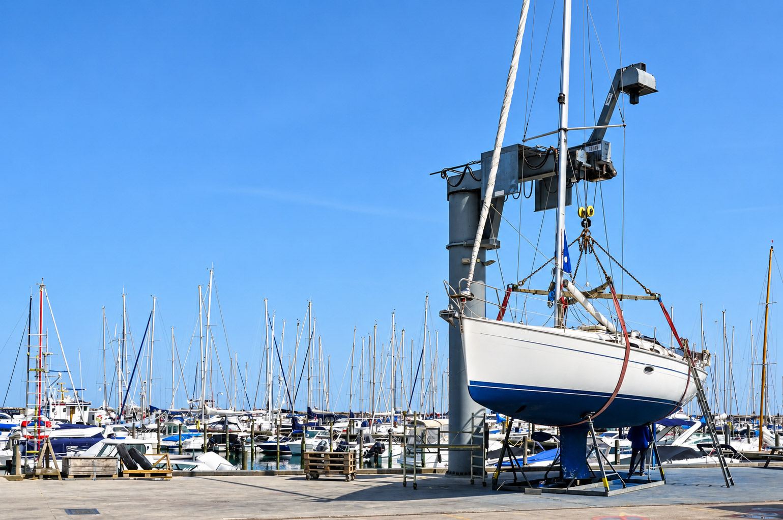 Travel lift che solleva una barca dall'acqua nel cantiere